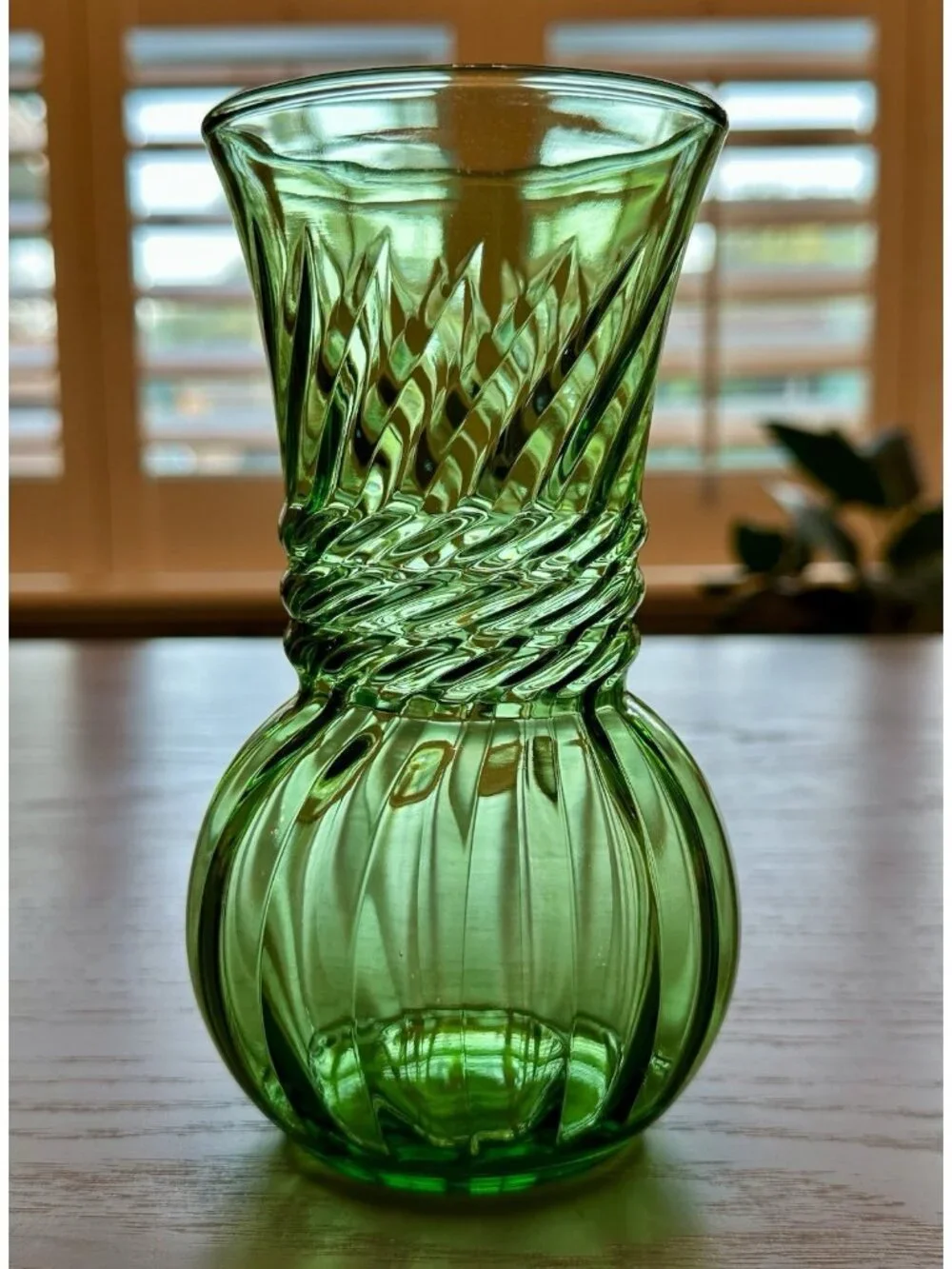 Vintage Indian Glass Vase Emerald Green Optic Swirl Rope Twist 31508 MCM 6.25